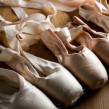 Cómo atarse las cintas en las zapatillas de puntas de ballet