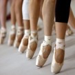 Cómo coser las cintas a las zapatillas de puntas de ballet